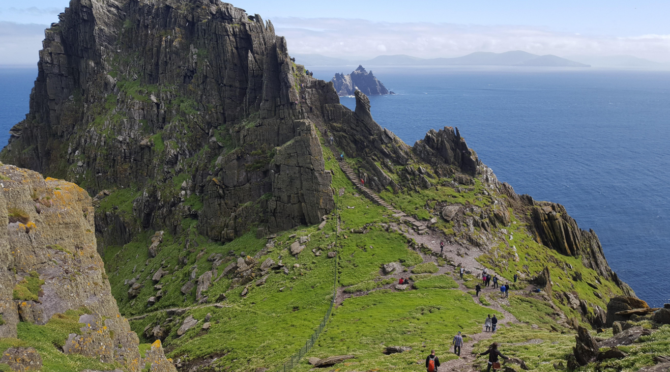 skellig-michael-pulau-legendaris-di-balik-pengasingan-luke-skywalker